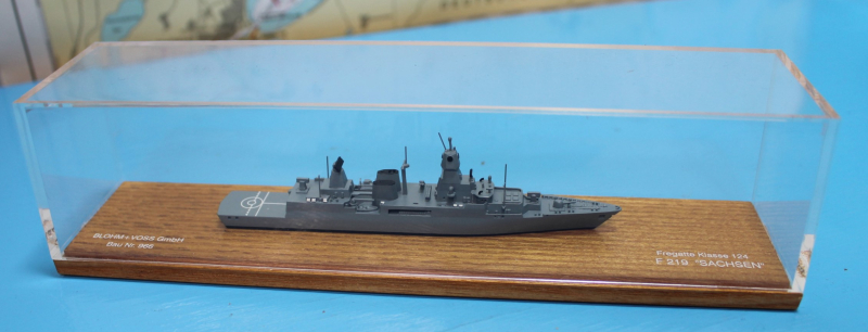 Fregatte F 219 "Sachsen" Sachsen-Klasse (1 St.) D 1999/2001 in Vitrine